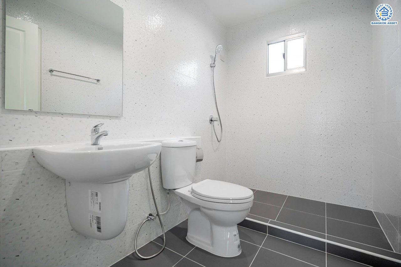 บ้านมือสองตกแต่งใหม่ โครงการ พฤกษาวิลเลจ5 บางใหญ่ เนื้อที่ 51.8 ตร.ว. ฟังก์ชัน 3 ห้องนอน 2 ห้องน้ำ จอดรถได้ 1 คัน เปลี่ยนระบบสุขาภิบาลใหม่ พร้อมเข้าอยู่ บนทำเลเดินทางสะดวก ใกล้รถไฟฟ้าสถานี "คลองบางไผ่" และจุดขึ้นทางด่วน "กาญจนาภิเษก"